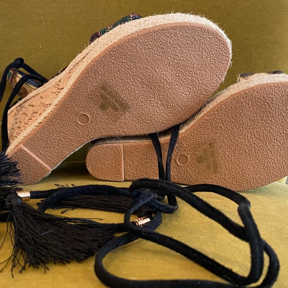 Cute Platform Sandals - Picture 3 of 3